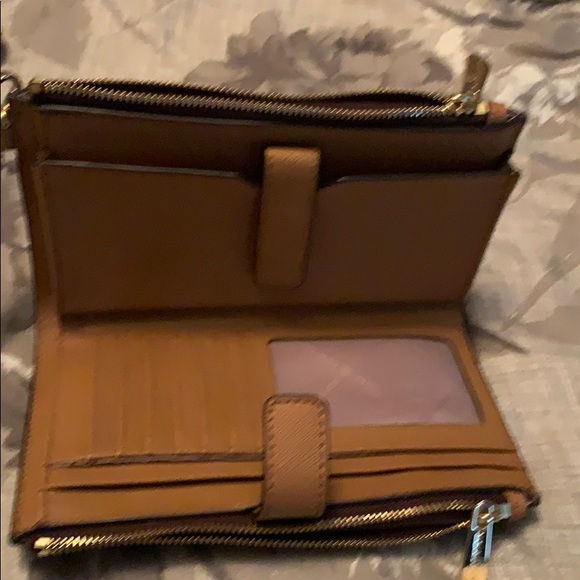 Michael Kors puse and wallet. In mint condition. - Picture 2 of 4